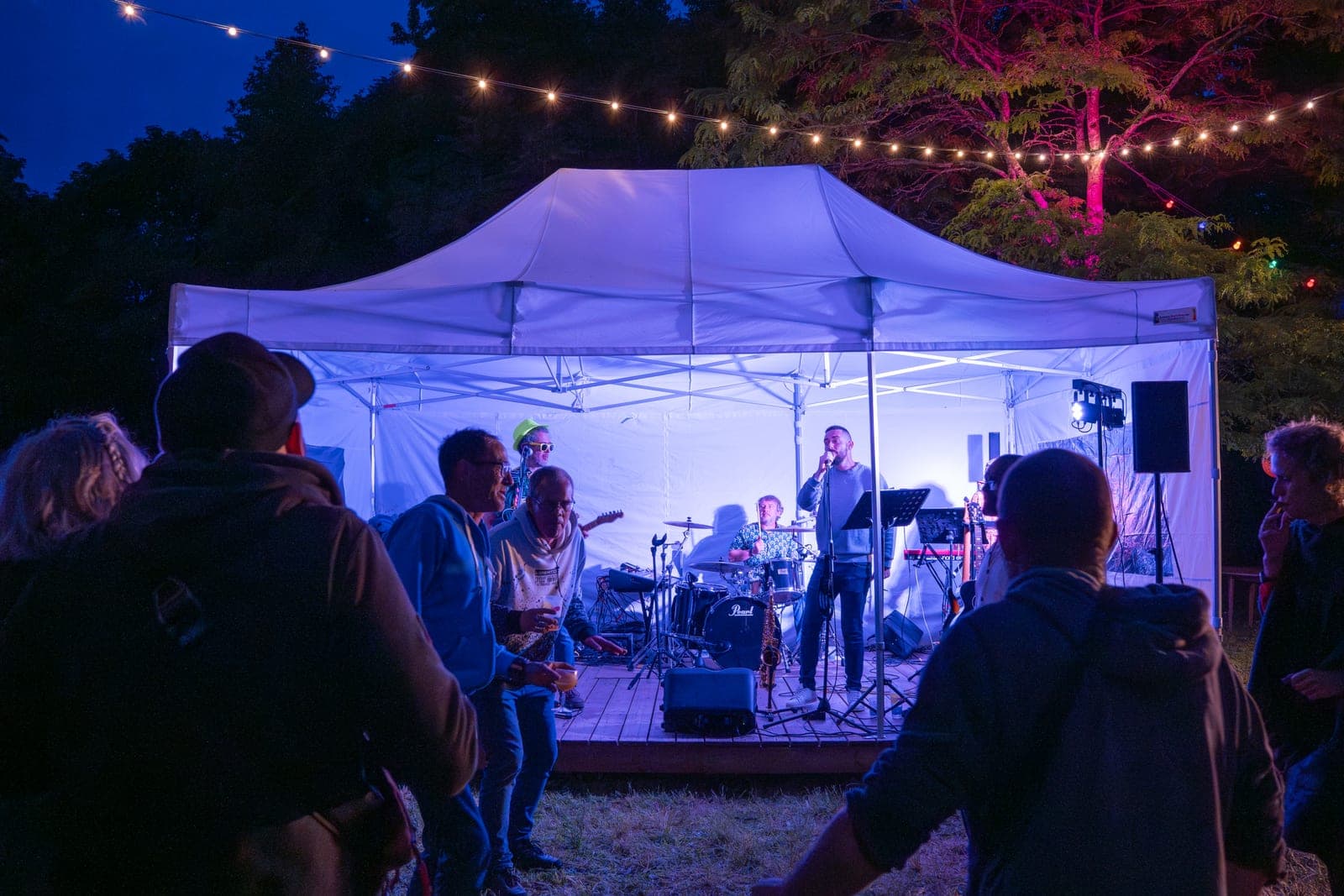 Concert sous chapiteau, guirlandes et lumières