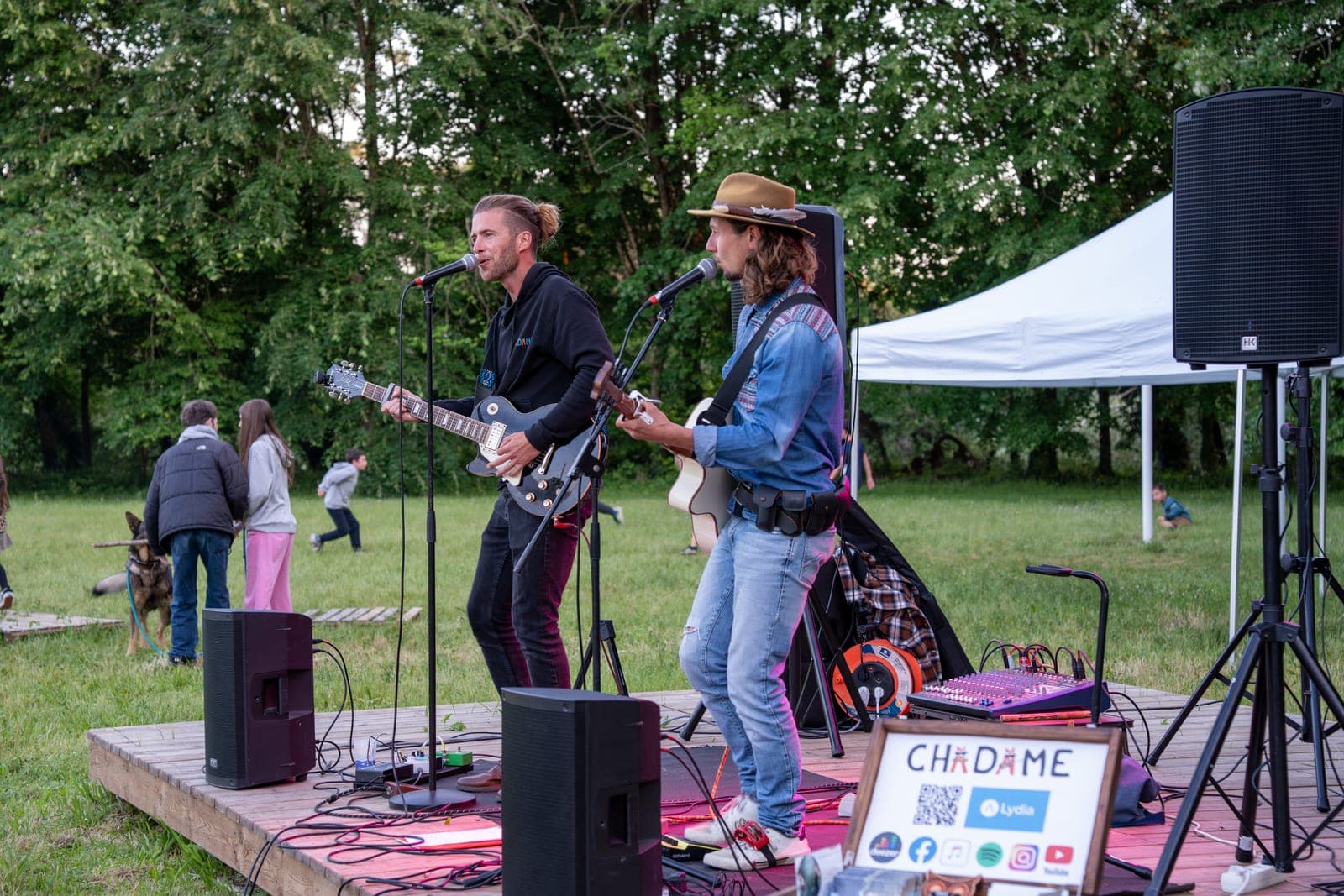 Scène live en plein air, public sur la pelouse